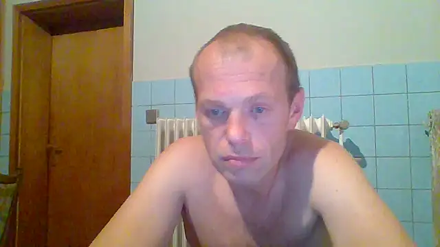 Snapshot of tommy3300 chatting on October 24, 5:28 am tommy3300 online show from October 24, 5:28 am