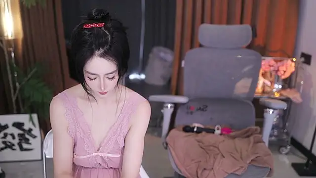 Follyise online show from April 12, 9:01 am