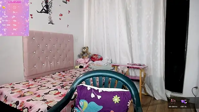 Snapshot of TaylorLight chatting on December 4, 9:41 am TaylorLight online show from December 4, 9:41 am