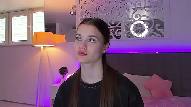 LuisaClover online show from March 20, 1:23 pm