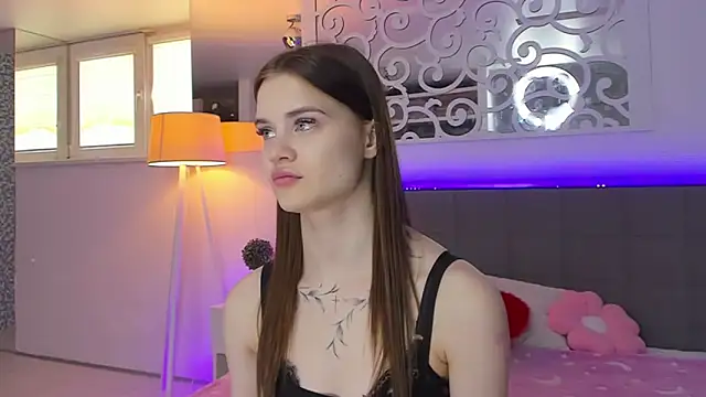 LuisaClover online show from March 19, 1:11 pm