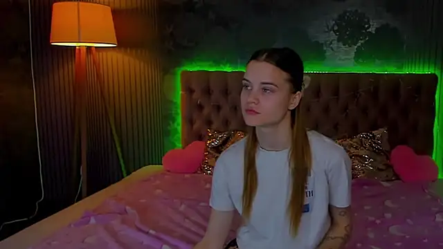 LuisaClover online show from November 28, 1:33 pm