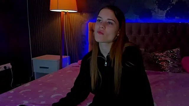 LuisaClover online show from November 30, 1:01 pm