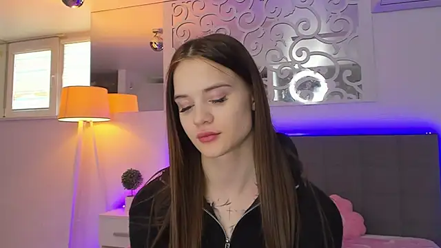 LuisaClover online show from March 8, 1:25 pm