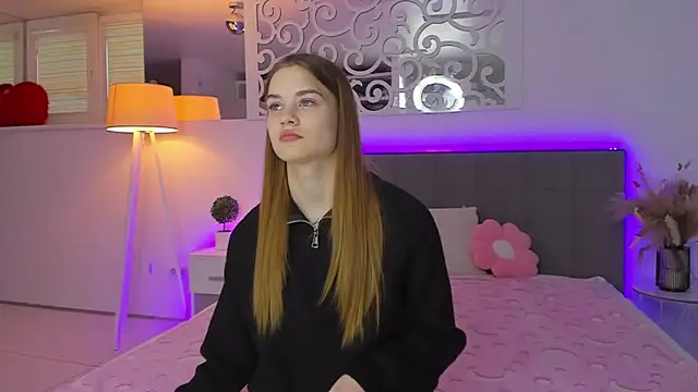 LuisaClover online show from December 2, 1:13 pm