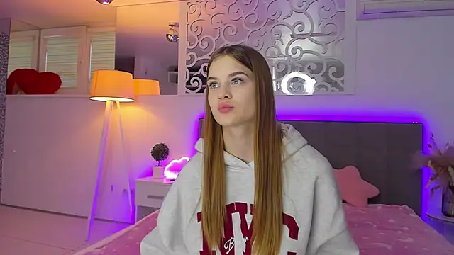 LuisaClover online show from December 3, 1:21 pm