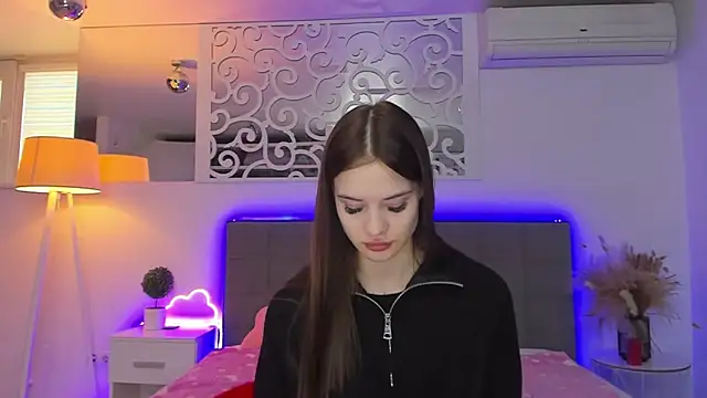 LuisaClover online show from February 17, 1:19 pm