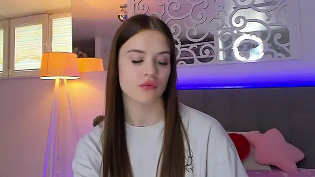 LuisaClover online show from March 6, 1:28 pm