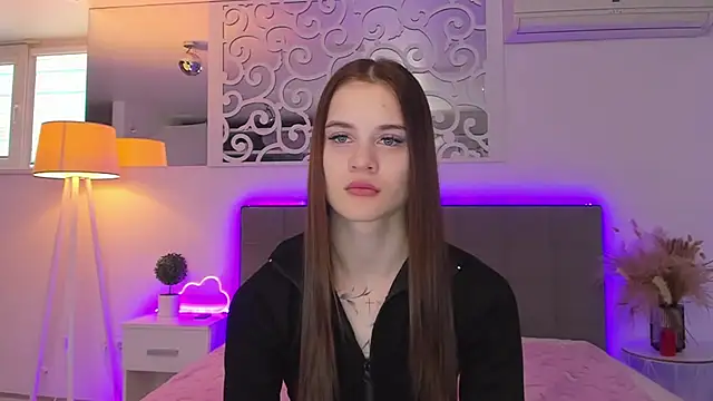 LuisaClover online show from February 21, 1:35 pm