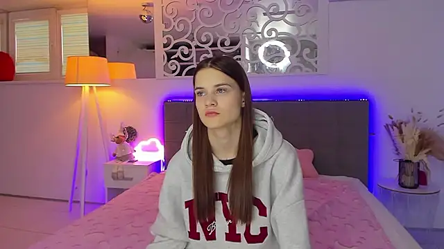 LuisaClover online show from January 6, 1:15 pm