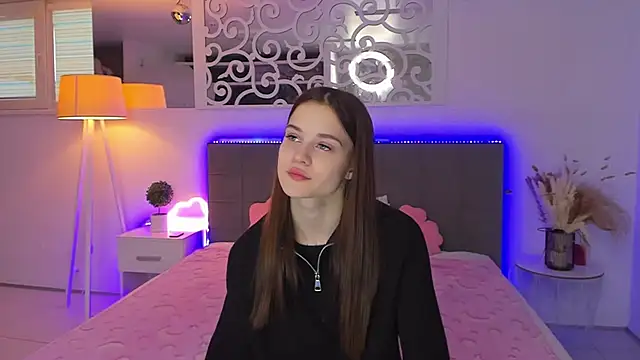 LuisaClover online show from January 7, 1:16 pm