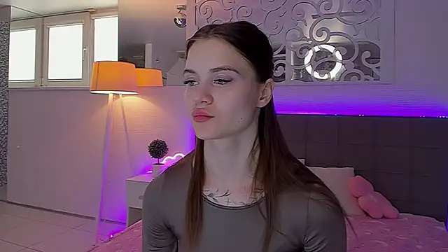 LuisaClover online show from April 13, 12:31 pm