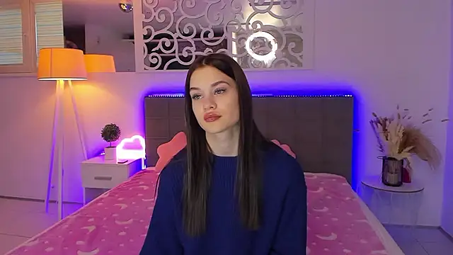 LuisaClover online show from January 10, 1:06 pm