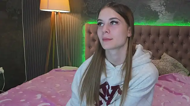 LuisaClover online show from November 15, 1:15 pm