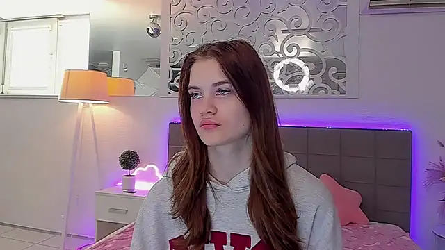 LuisaClover online show from April 15, 5:35 am