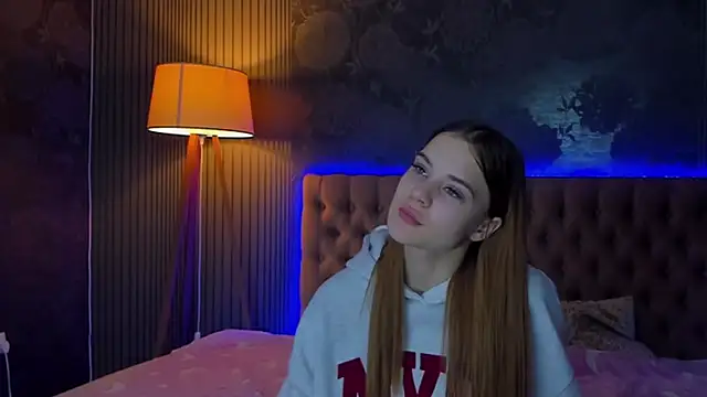 LuisaClover online show from November 22, 1:10 pm