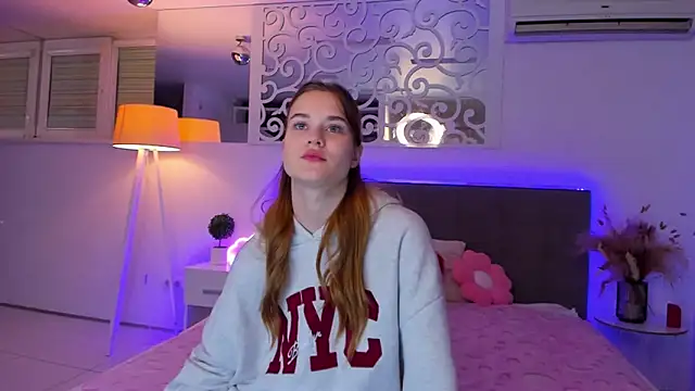 LuisaClover online show from December 1, 1:56 pm