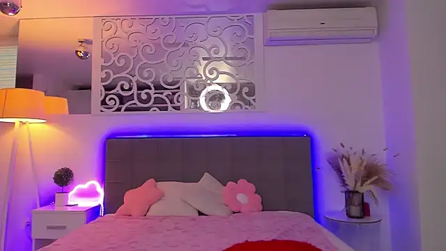 LuisaClover online show from February 7, 1:08 pm