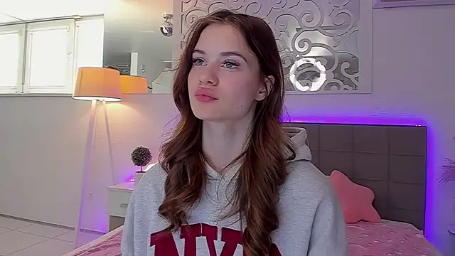 LuisaClover online show from April 14, 6:07 am