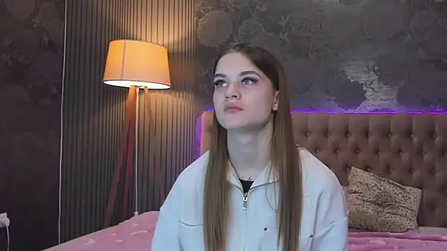 LuisaClover online show from November 17, 1:04 pm