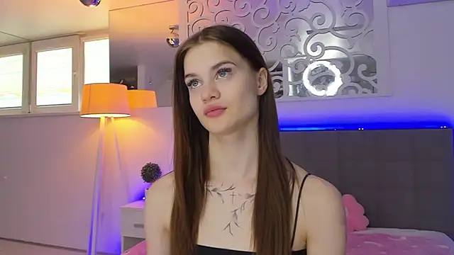 LuisaClover online show from March 15, 1:18 pm