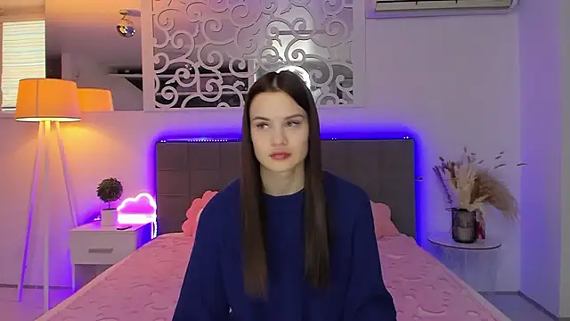 LuisaClover online show from January 13, 1:15 pm