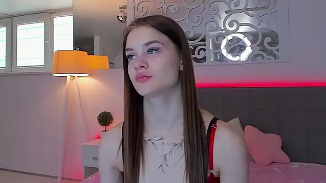 LuisaClover online show from March 28, 1:23 pm