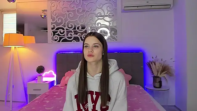 LuisaClover online show from January 19, 1:15 pm