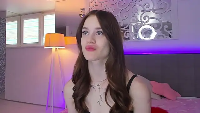 LuisaClover online show from February 28, 1:22 pm