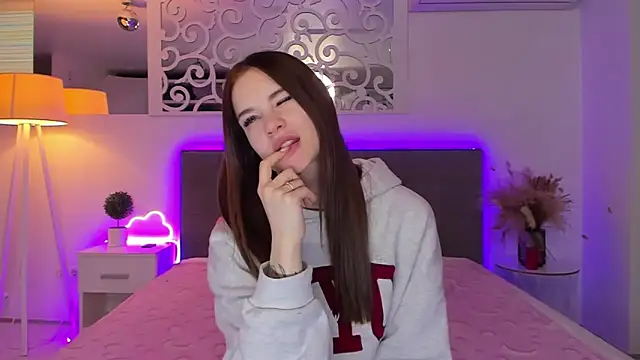 LuisaClover online show from February 20, 1:24 pm