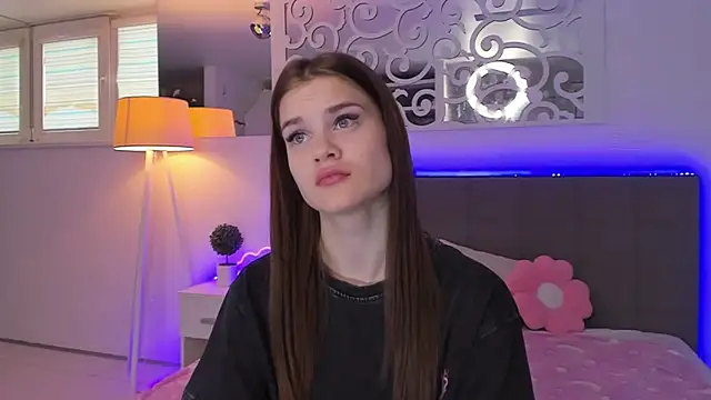 LuisaClover online show from March 25, 1:10 pm