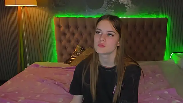 LuisaClover online show from November 18, 2:42 pm