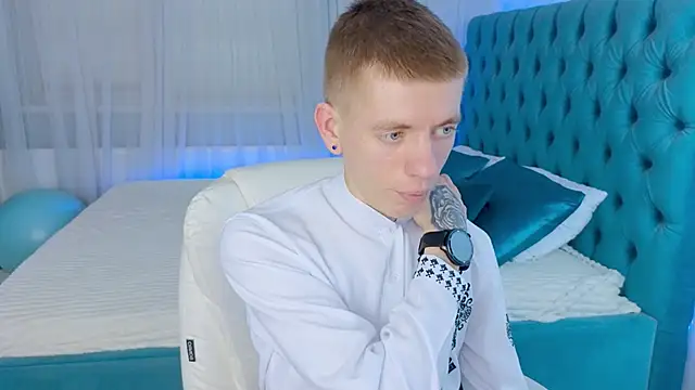 Cristian  Dior online show from February 8, 12:58 pm