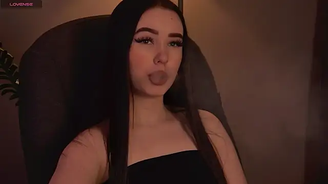 EricaKors online show from April 8, 3:46 pm