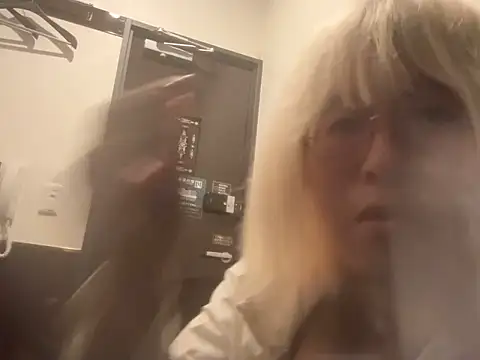 Snapshot of MUIMUICHAN27 chatting on October 22, 2:16 pm MUIMUICHAN27 online show from October 22, 2:16 pm