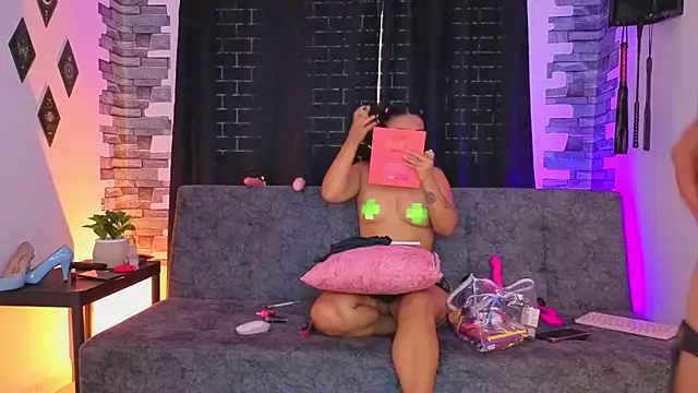 Snapshot of kasandraandsilvii chatting on November 23, 2:16 pm kasandraandsilvii online show from November 23, 2:16 pm