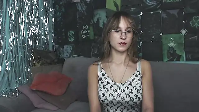 Snapshot of AlishaKellyi chatting on November 11, 5:35 am AlishaKellyi online show from November 11, 5:35 am