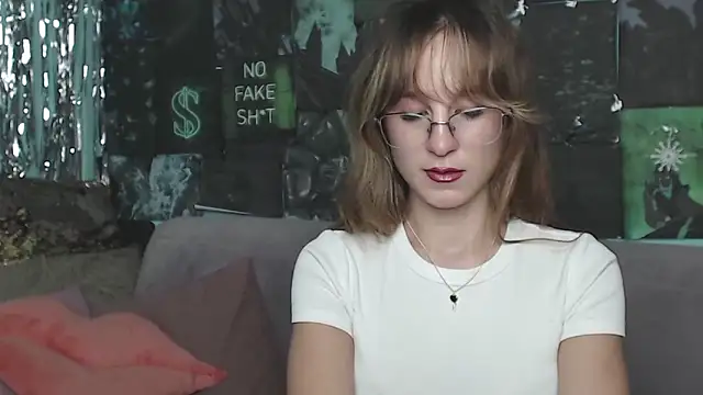 Snapshot of AlishaKellyi chatting on October 30, 6:01 am AlishaKellyi online show from October 30, 6:01 am