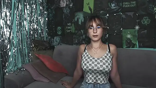 Snapshot of AlishaKellyi chatting on November 13, 5:33 am AlishaKellyi online show from November 13, 5:33 am