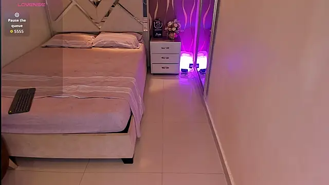 iam nicolle online show from November 8, 1:47 pm