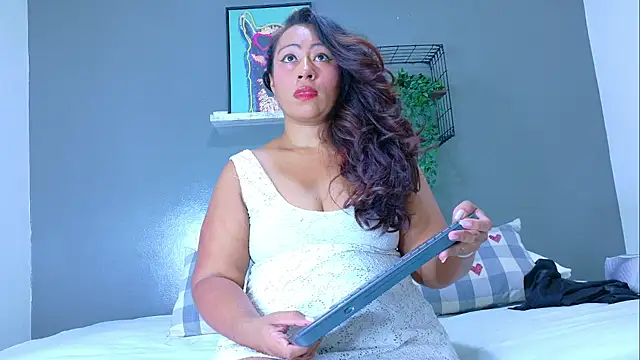 SeleneGibson   online show from April 24, 7:27 pm