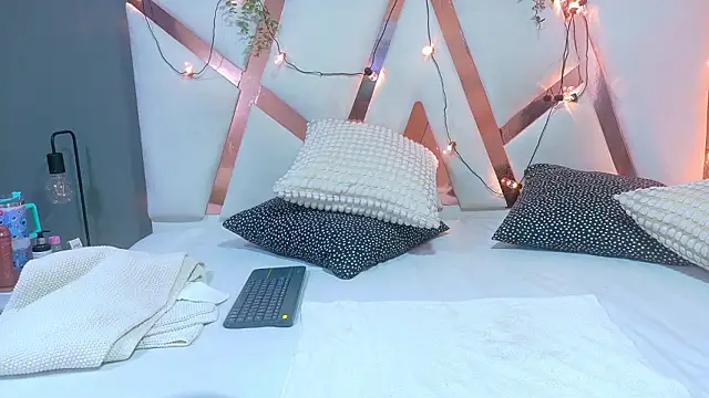 SeleneGibson   online show from February 3, 7:52 pm