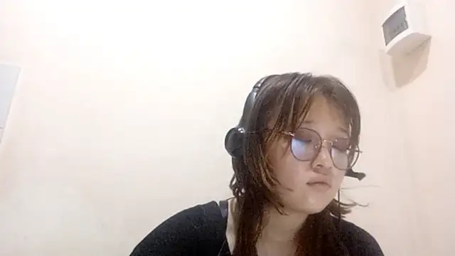 Snapshot of web3queen chatting on October 23, 3:43 pm web3queen online show from October 23, 3:43 pm