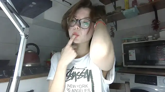 Snapshot of LilysTaylor chatting on October 23, 5:55 pm LilysTaylor online show from October 23, 5:55 pm