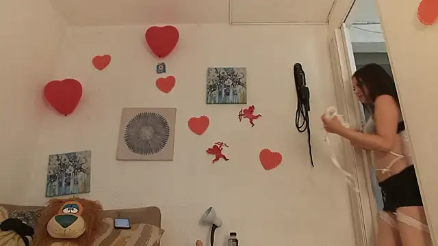 CarolineAikos online show from February 13, 1:00 pm