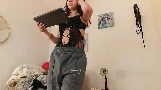 CarolineAikos online show from February 6, 1:40 pm