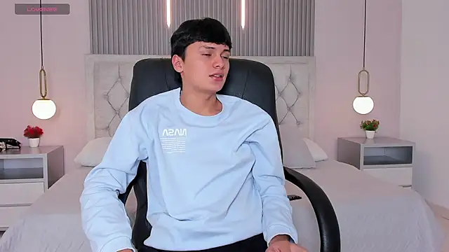 Snapshot of Maxii18_ chatting on December 17, 6:35 pm Maxii18 online show from December 17, 6:35 pm