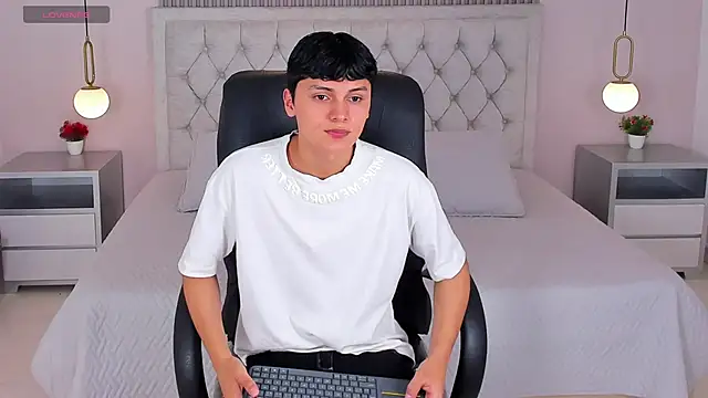 Snapshot of Maxii18_ chatting on December 15, 6:47 pm Maxii18 online show from December 15, 6:47 pm