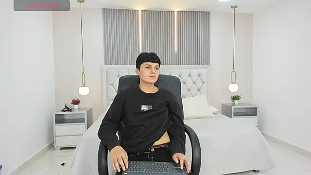 Snapshot of Maxii18_ chatting on December 5, 6:39 pm Maxii18 online show from December 5, 6:39 pm