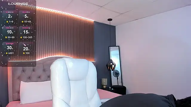 Snapshot of Maxii18_ chatting on November 8, 7:17 pm Maxii18 online show from November 8, 7:17 pm